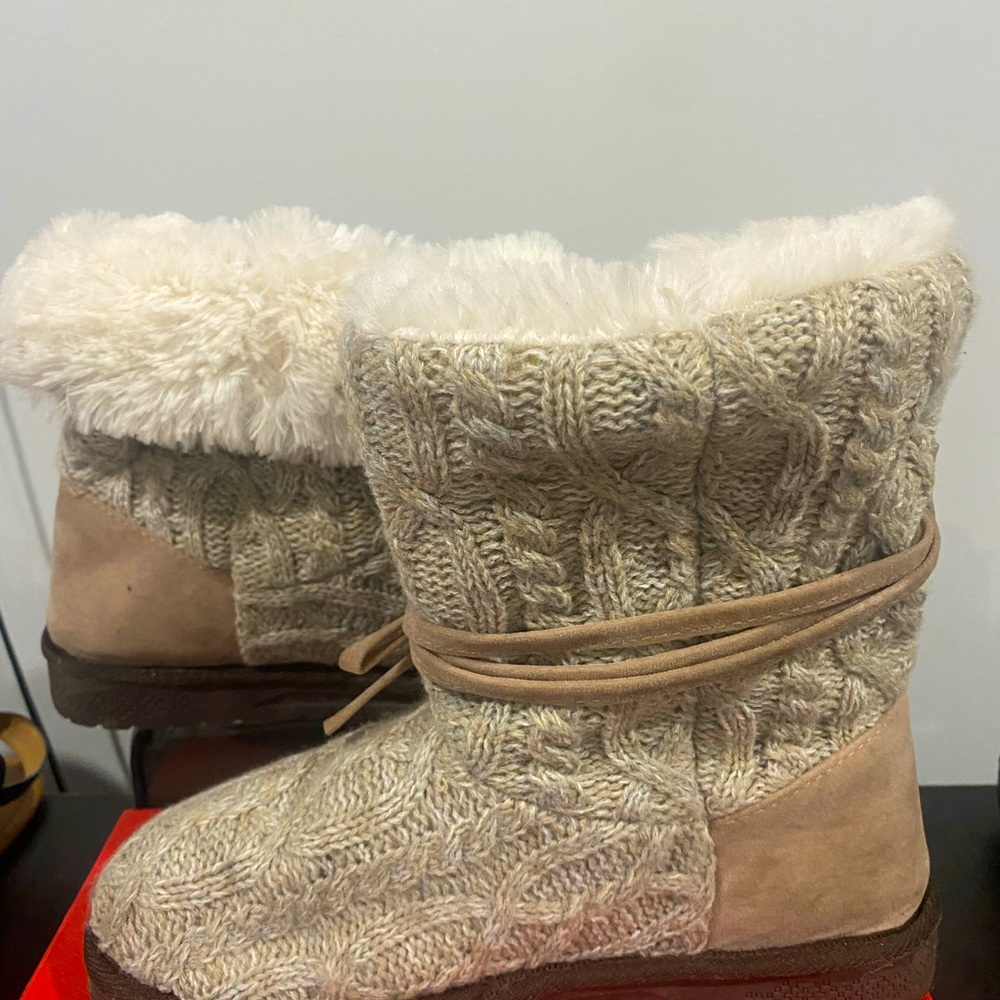 Women’s Sweater Boots Size 8